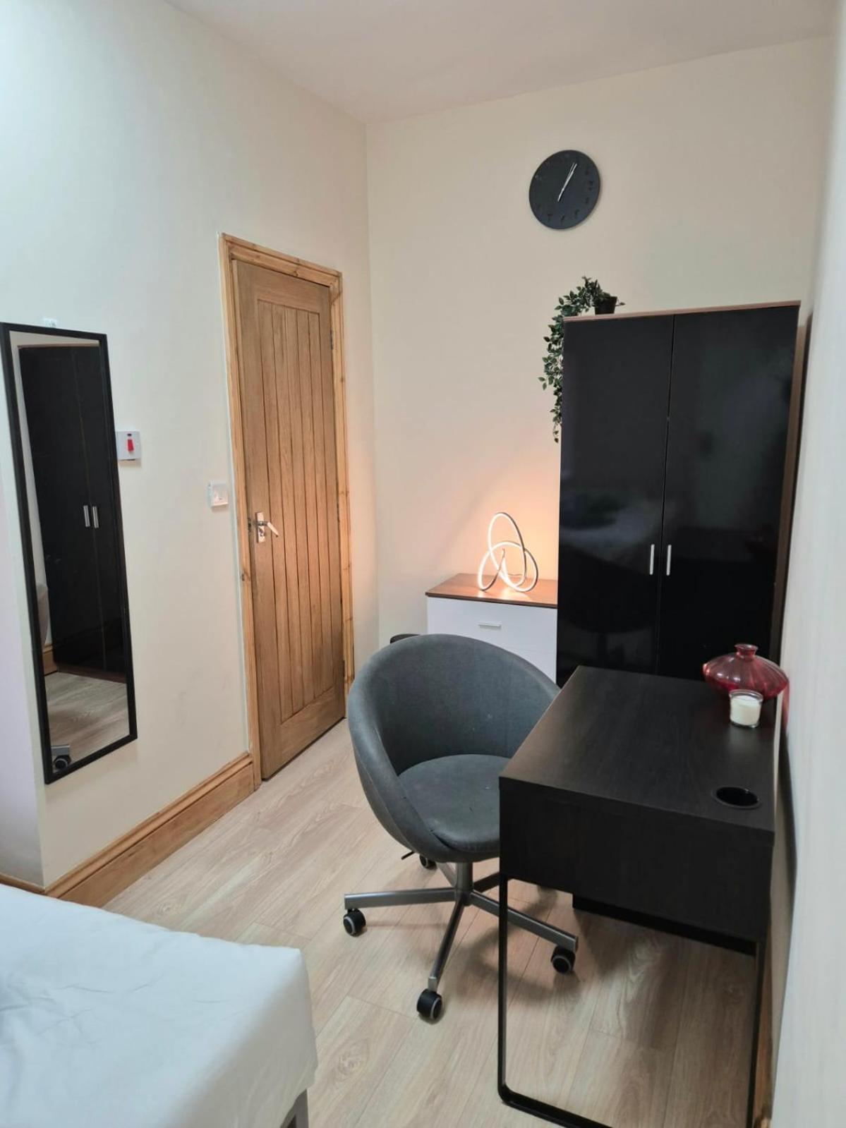 Rooms In Manchester 6 Minutes Drive To Victoria Station Exterior foto